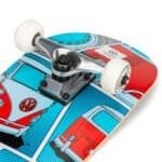 Kleine skateboard met Volkswagen bus print en witte wielen voor buiten spelen.