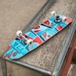 Vintage Volkswagen skateboard met kleurrijk autodesign op skateboardbaan.