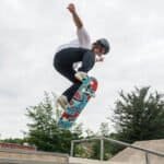 Skateboarder springend op skateboard, skatepark, outdoor activiteit.