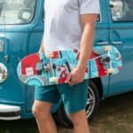 Vintage Volkswagen bus en skateboard op straat maken de perfecte buitenactiviteit.