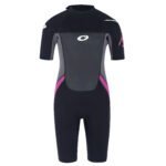 Robuuste wetsuit voor watersporten met high-performance materialen. Geschikt voor freerunning en triatlon.
