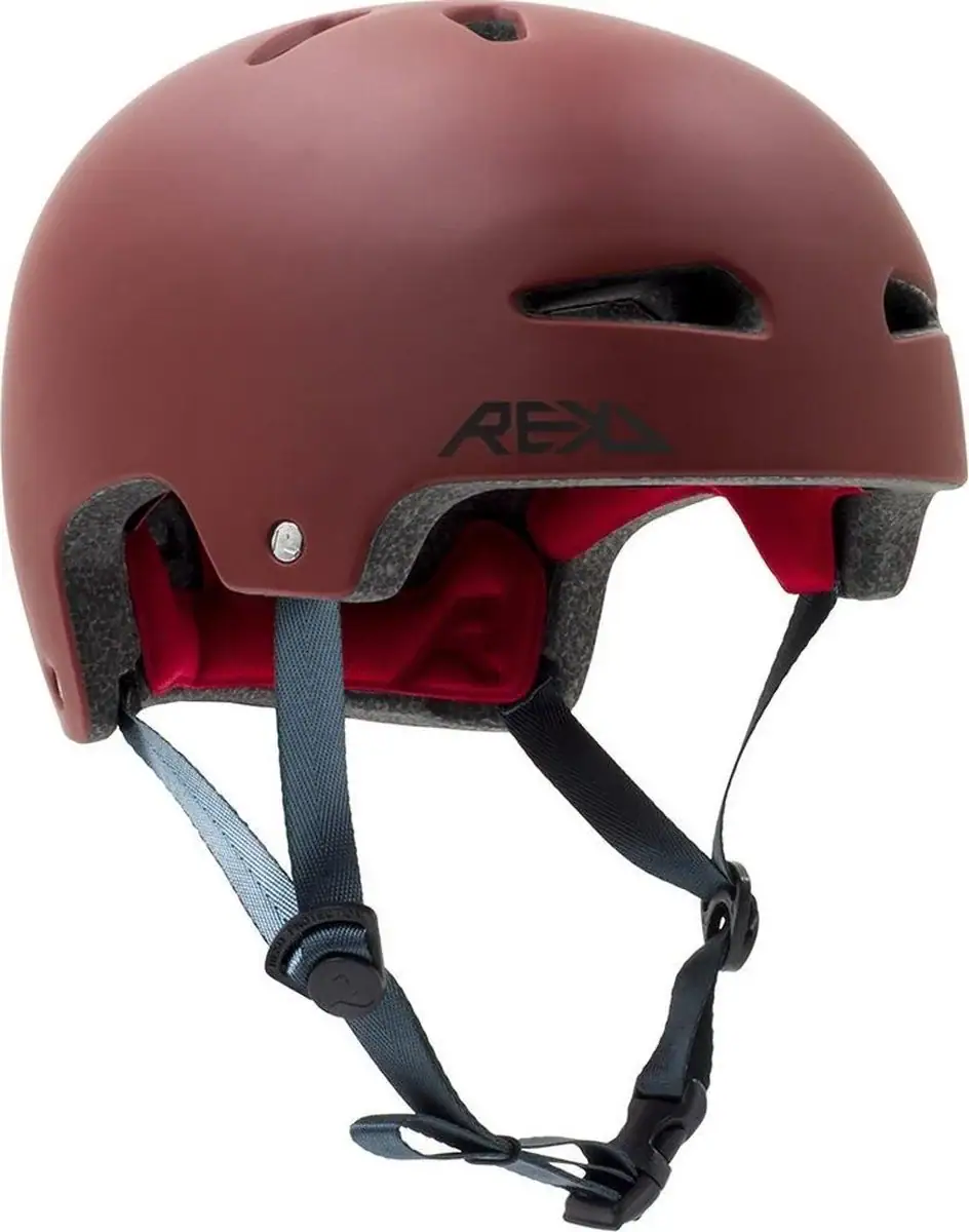 Kaphelm met ventilatiegaten en verstelbare straps voor veilig skate- en boardgebruik.
