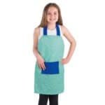 Knielange schort voor kinderen met blauwe band en polka dot patroon.