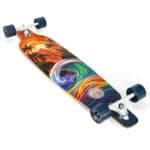 Kleurrijk skateboard met tropisch design en wave-illustraties voor buitenplezier.