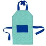 Katoenen schort met blauwe banden en een zak, ideaal voor buiten of koken.