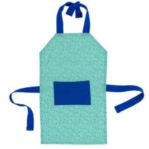 Katoenen schort met blauwe banden en een zak, ideaal voor buiten of koken.