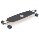 Standaard longboard met black grip tape, houten deck en grote wielen voor buitenplezier.