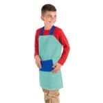 Kleurige kinderschort met polkadots en grote zak voor buitenplezier.