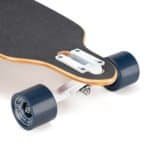 Wandelbare longboard met grote wielen en houten deck voor buitenplezier en skate-activiteiten.