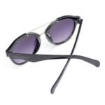 Lunette zonnebril met zwart montuur en spiegelglazen voor een stijlvolle look.