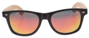 Klassieke zwarte sunglasses met spiegelende balkenbrilglas voor buitenactiviteiten.