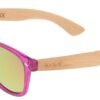 Kleurrijke kinderzonnebril met roze frame en houten optiek voor buitenplezier.