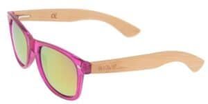 Kleurrijke kinderzonnebril met roze frame en houten optiek voor buitenplezier.