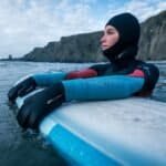 Beschermende neopreen wetsuit voor watersporten op het strand of in de oceaan.
