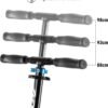 Metalen scooter met verstelbare handvatten en blauwe knop voor hoogte-instellingen.