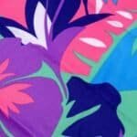 Vrolijk kleurrijk bloemenpatroon met roze, paars, groen en blauw tinten voor buitenplezier.