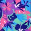 Kleurrijke tropical bloemen en vlinders op een badhandoek, ideaal voor buiten en strandplezier.