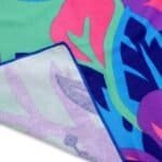 Gekleurde skateboardwrap met bloemen- en leafmotieven voor buitenplezier.