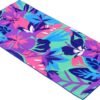 Vrolijk kleurrijk yoga mat met bloemen en bladeren design.