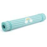 Rolmat ismet in lichtblauw met regenboog en wolkjes design.