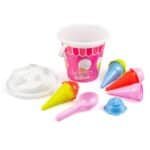 Crème ijs set met emmertje en lepels voor zomers buitenplezier.