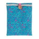 Kleurrijk paisley patroon op stoffen tas met houten knoop en kanten detail.