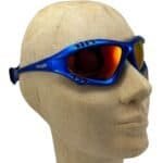 Goggles voor skies en snowboarding, blauw met oranje spiegelglazen, op houten mannequin.