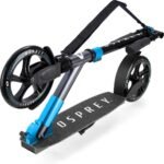 Rolschaats scooter met grote wielen en skatetape geschikt voor buitenspeelgoed en sportief buitenplezier.