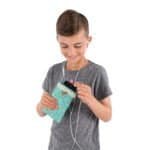 Smartphone hoesje met handytasje voor kinderen, jongen met oordoppen, glimlachend, verzamelen van muziek, speelgoed, buitenplezier, zomer series.