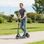 Scooter voor volwassenen met stevige constructie op gras en stedelijke paden.
