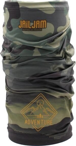 Multifunctioneel snood met camouflageprint en avontuurillustratie, geschikt voor outdoor activiteiten.