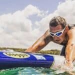 Kanoer en paddleboards voor buitenplezier op het water.