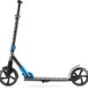 Opvouwbare elektrische scooter in zwart en blauw, ideaal voor buitengebruik en stedelijke verplaatsingen.