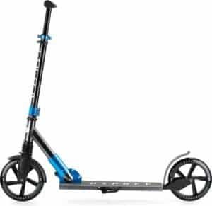 Opvouwbare elektrische scooter in zwart en blauw, ideaal voor buitengebruik en stedelijke verplaatsingen.