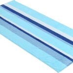 Blauwe strandlaken met strepen en logo voor buitengebruik.