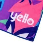 Kleurrijk yogamat met kleurrijk ontwerp en het woord "yello" in witletters.