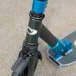 Stootwijze elektrische scooter met zwart en blauw ontwerp voor buitenplezier.