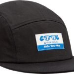 Een zwarte baseballpet met logo en tekst.