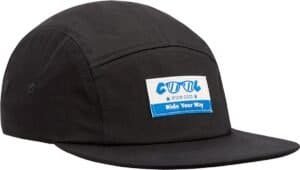 Een zwarte baseballpet met logo en tekst.