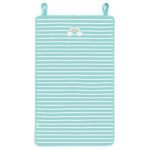 Lichtblauwe matras met regenboog en wolken op de bovenkant, lichte strepen, speels en veilig ontwerp voor buitengebruik.