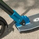 Snelle vouwbare elektrische scooter met blauwe details en antislipplank voor buitengebruik.