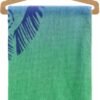 Geel- en groen-gekleurd Strandhanddoek met palmbomen patroon op houten hanger.