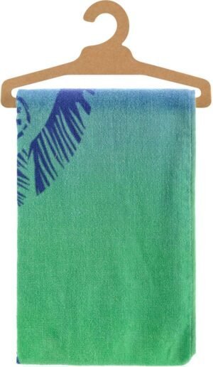 Geel- en groen-gekleurd Strandhanddoek met palmbomen patroon op houten hanger.