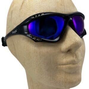 Zwarte sportbril met blauwe spiegelglazen op houten mannequinhoofd.