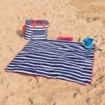 Strandset met koelbox, spade, emmer en handdoek voor buitenplezier op het strand.