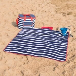 Strandset met koelbox, spade, emmer en handdoek voor buitenplezier op het strand.