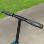 Handvatten scooter, zwart met anti-slip textuur voor veilig rijden.