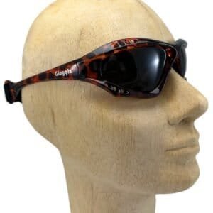 Goggles met zwart en rood patroon voor outdoor sporten en bescherming.