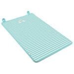 Kleedje voor buiten, blauw met witte strepen en regenboogprint, ideaal voor speel- en relaxmomenten buiten.