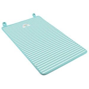 Kleedje voor buiten, blauw met witte strepen en regenboogprint, ideaal voor speel- en relaxmomenten buiten.